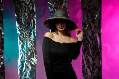 Kırmızı dudaklı güzel bir genç kadın.