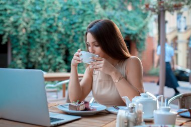 esmer kız içecekler çay