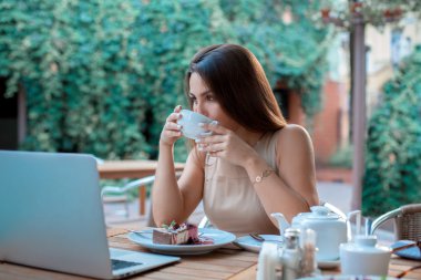 genç kız çay içer