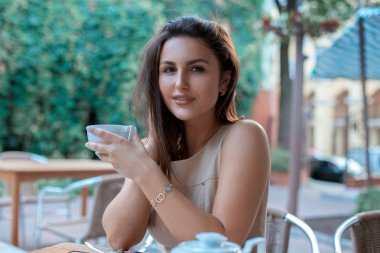 Çay çekici genç kadın