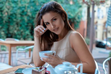 çay ile güzel esmer Bayan 