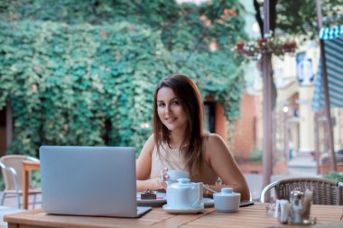 çay ile neşeli kadın 