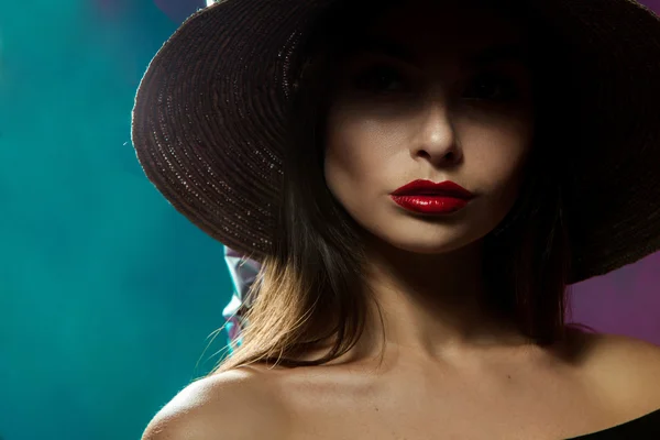 Linda joven modelo de moda en sombrero — Foto de Stock