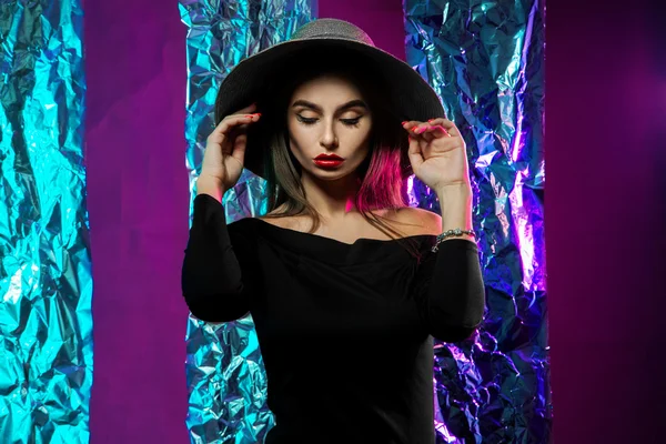 Elegante ragazza in abito nero e cappello — Foto Stock