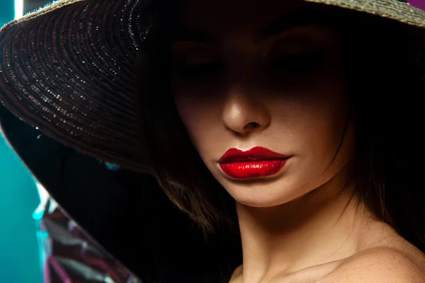 Linda mujer con labios rojos — Foto de Stock