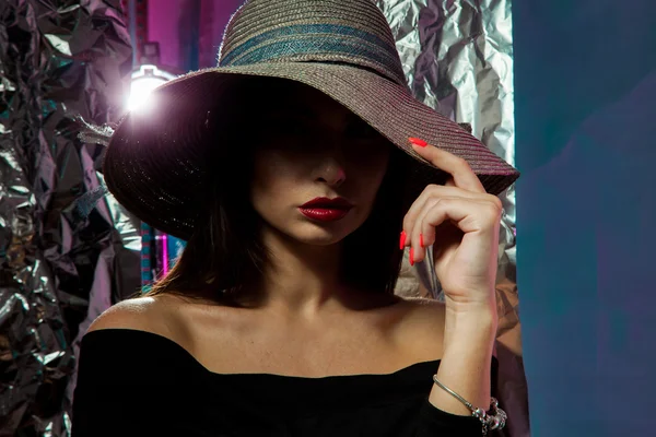 Beauty woman in hat with wide brim — Stock Photo, Image