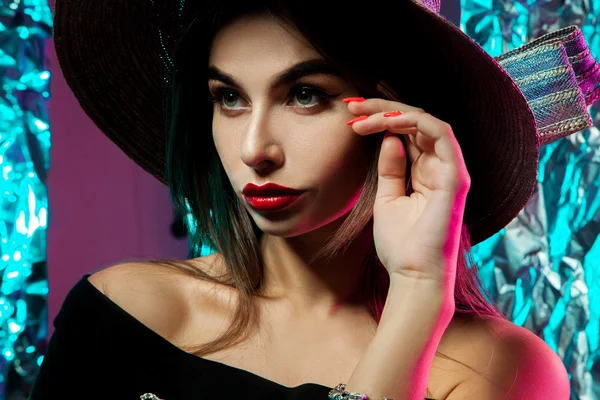 Girl in hat with wide brim — Stock Photo, Image