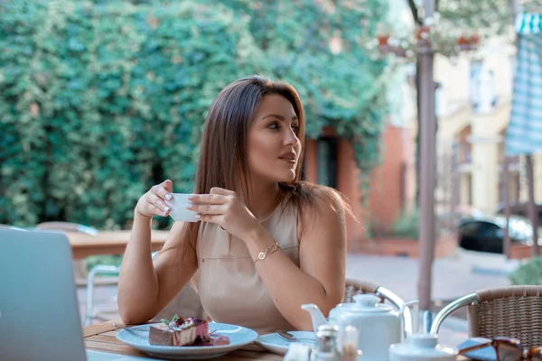 Красивая молодая женщина с чашкой чая — стоковое фото