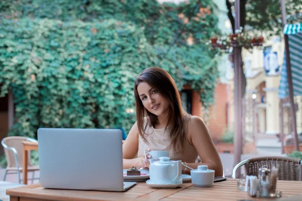 Jeune femme en plein air avec une tasse de thé — Photo