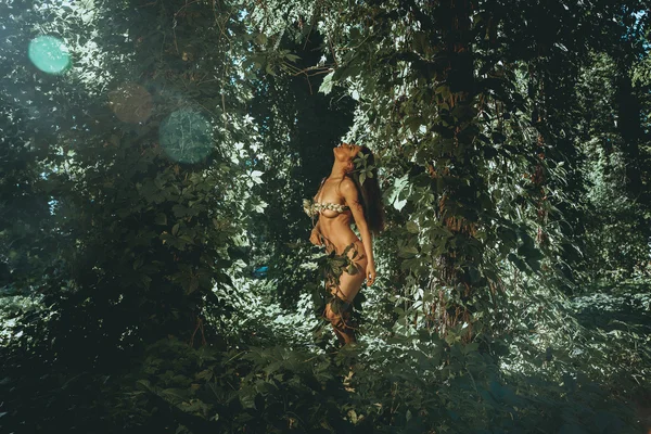 Жінка на відкритому повітрі в лісі позує — стокове фото