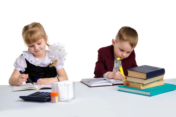 Aantal leerlingen bij het bestuderen van de uniforme — Stockfoto