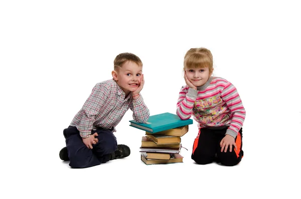 Αγόρι και κορίτσι με βιβλία — Φωτογραφία Αρχείου