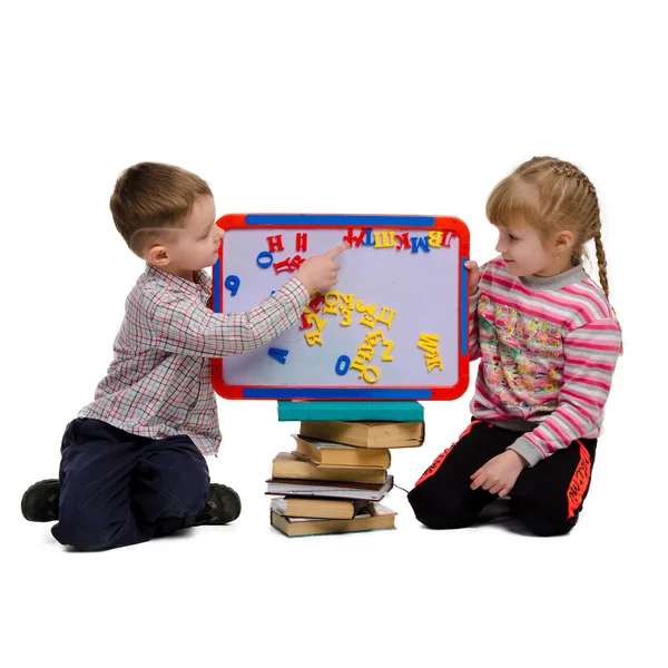 Мальчик и девочка изучают алфавит — стоковое фото