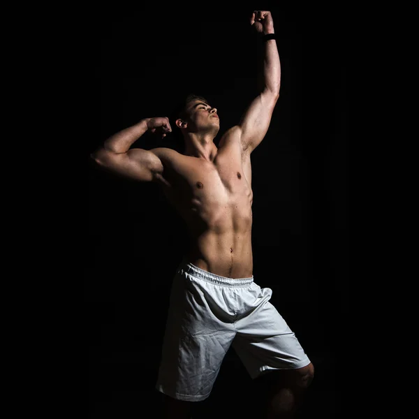 Músculo cuerpo hombre posando en estudio —  Fotos de Stock