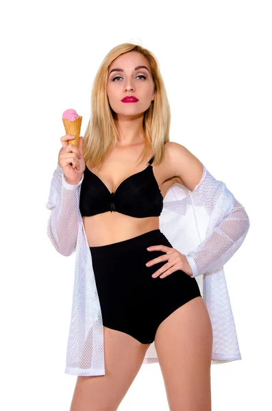 Blonde vrouw met ijs in hand — Stockfoto