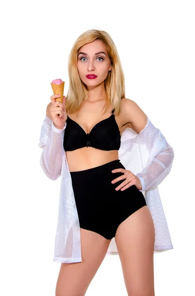 Blonde vrouw met ijs — Stockfoto