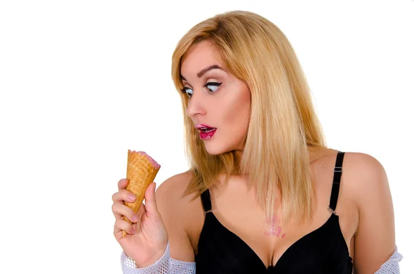 Удивил молодую блондинку с мороженым — стоковое фото