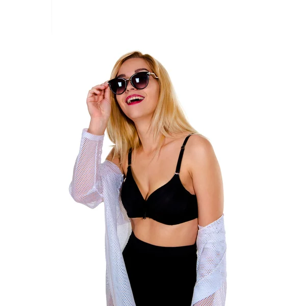 Смішна молода блондинка в сонцезахисних окулярах — стокове фото
