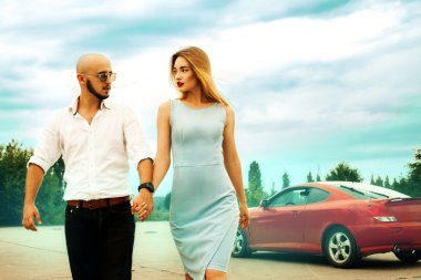 güzel çift aşık arabadan yürür