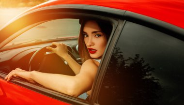 Kırmızı dudaklar bir araba ile genç bayan