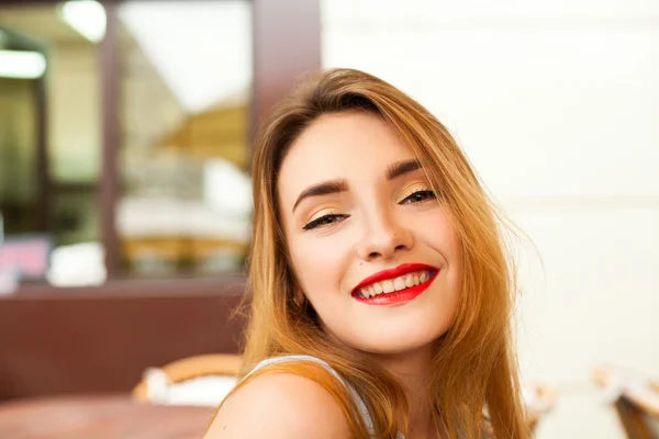 Hermosa chica con buen maquillaje al aire libre — Foto de Stock