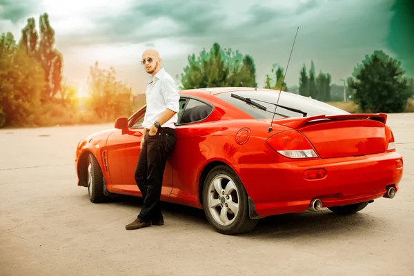 yakışıklı genç adamın yanında spor araba