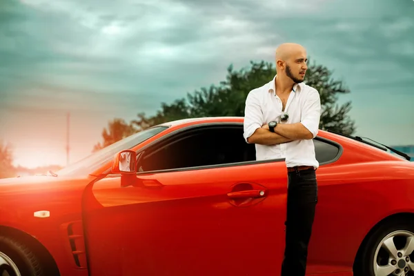 Hombre elegante con coche deportivo rojo —  Fotos de Stock