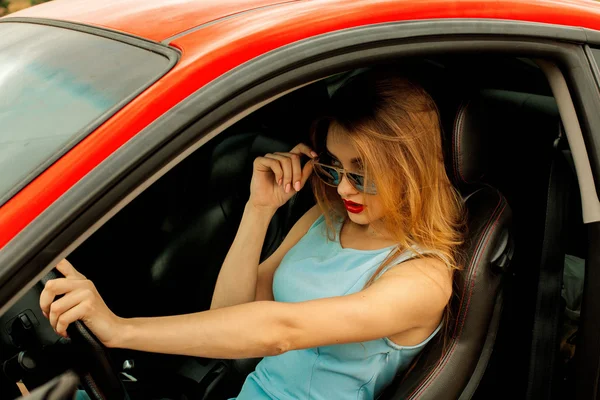 Prachtige jonge dame in de auto — Stockfoto