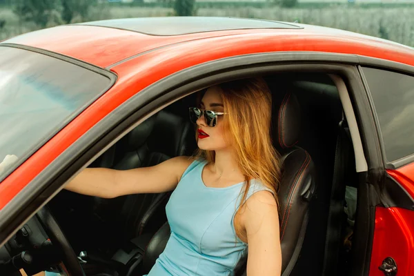 Молодая красивая женщина в машине — стоковое фото