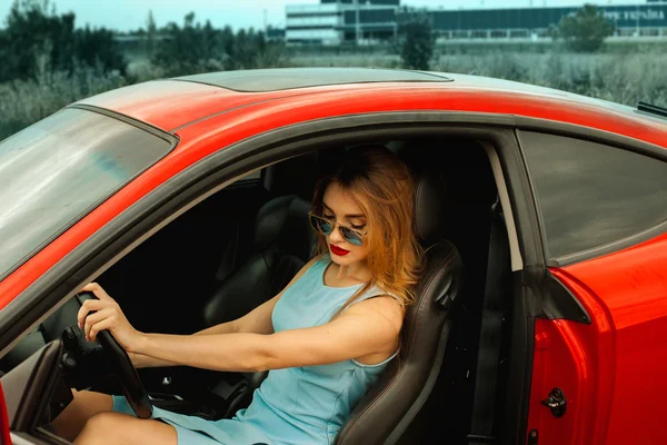 Γυναίκα ομορφιά στο κόκκινο αυτοκίνητο — Φωτογραφία Αρχείου