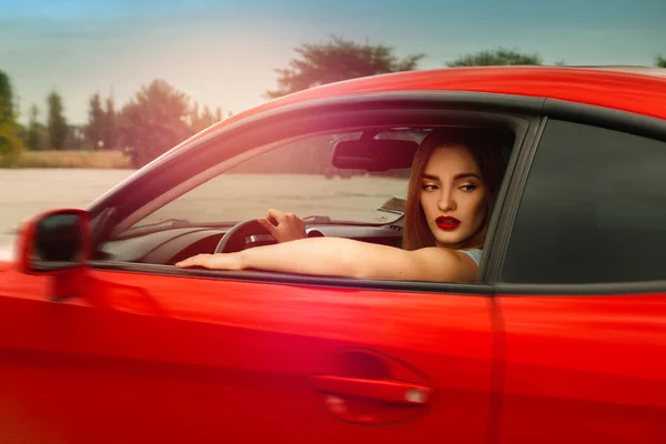Jonge vrouw glamour autorijden — Stockfoto