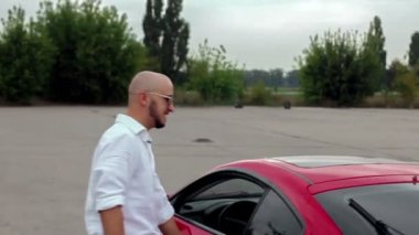 Çift arabada oturur