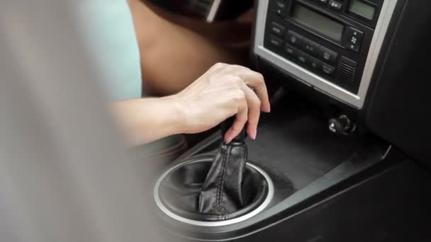 Žena změnit zařízení v autě — Stock video