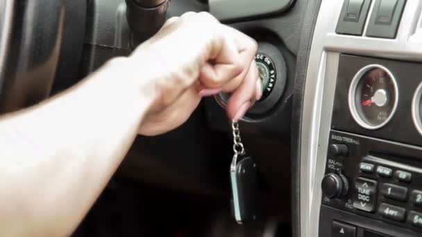 Chica arranca un coche — Vídeo de stock