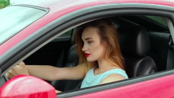 Κορίτσι με τα κόκκινα χείλη που μιλούν τηλέφωνο και το αυτοκίνητο — Αρχείο Βίντεο