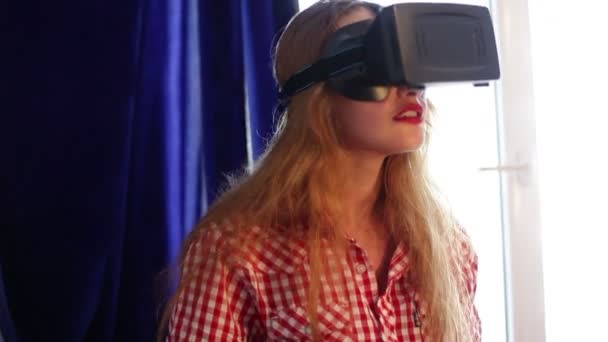 Γυναίκα δοκιμή ένα γυαλιά εικονικής πραγματικότητας — Αρχείο Βίντεο