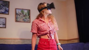 bir sanal gerçeklik gözlük test kadın