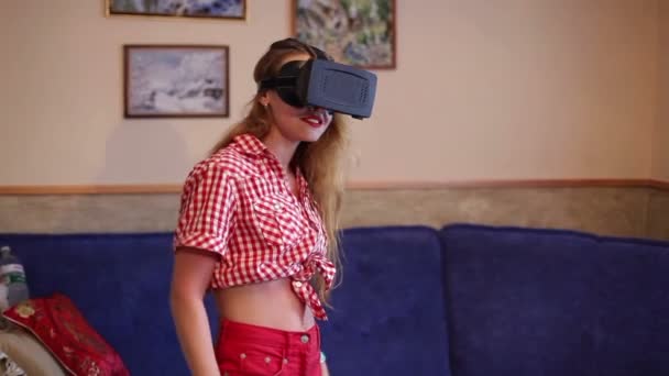 Женщина тестирует очки виртуальной реальности — стоковое видео
