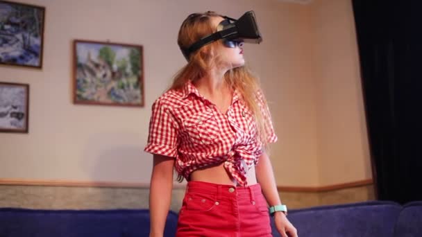 Frau testet Virtual-Reality-Brille — Stockvideo