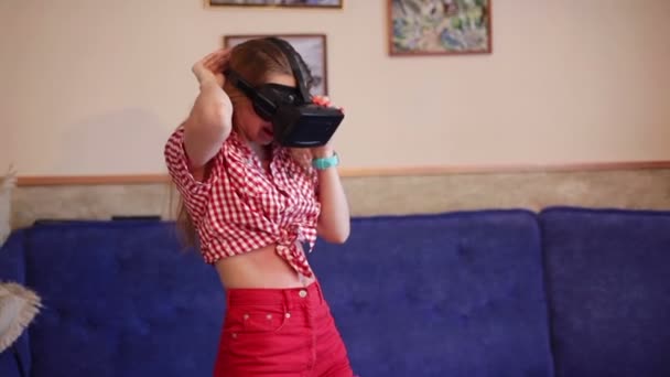 Žena testování virtuální realita brýle — Stock video