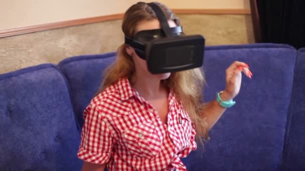 Γυναίκα δοκιμή ένα γυαλιά εικονικής πραγματικότητας — Αρχείο Βίντεο