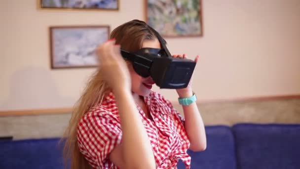 Woman testing a virtual reality glasses — Stock Video