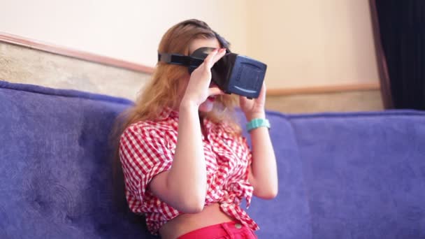 Mujer probando una realidad virtual gafas — Vídeos de Stock