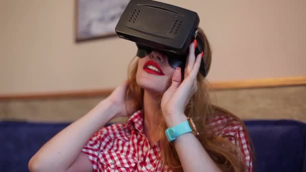 Frau testet Virtual-Reality-Brille — Stockvideo