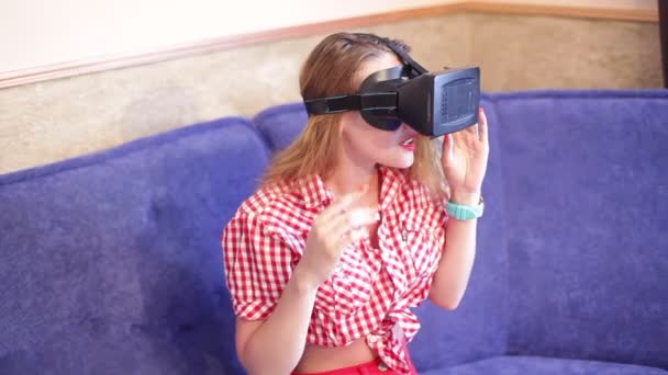 Mulher testando um óculos de realidade virtual — Vídeo de Stock