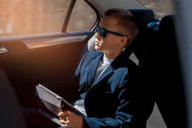 yakışıklı genç şık çocuk