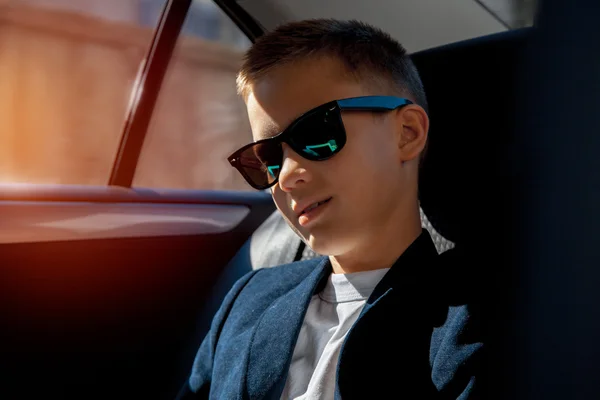Giovane ragazzo in occhiali da sole — Foto Stock