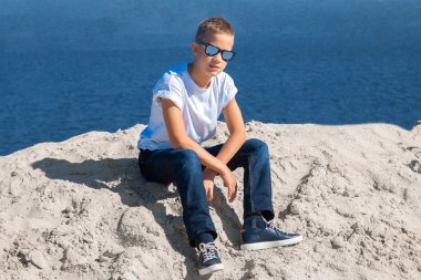 Çocuk güneş gözlüğü sahilde