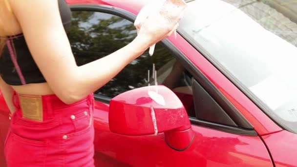 Young girl washes a rearview mirror — Stock Video