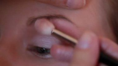 kadın bir makyaj güzel bir kızla koyar.